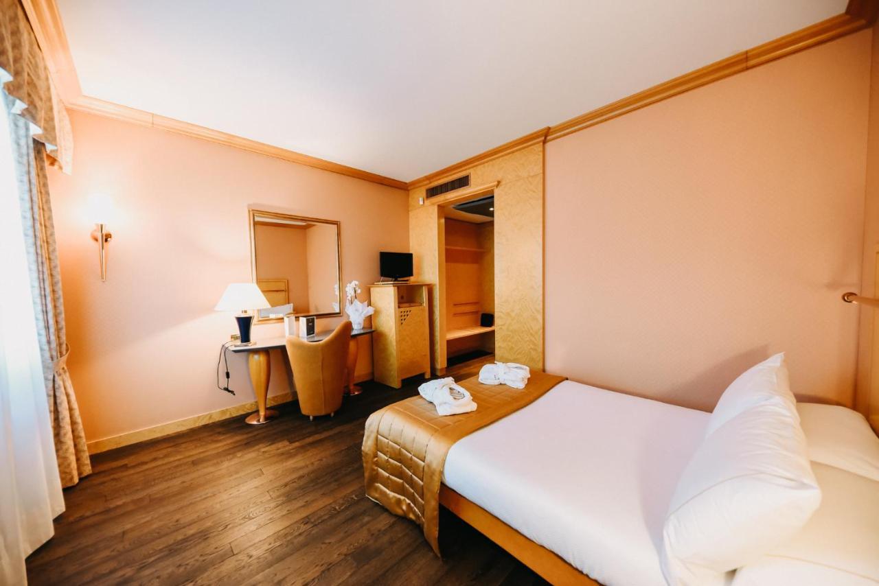Shg Hotel Antonella Pomezia Luaran gambar